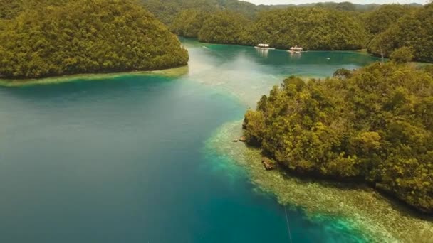 Морський пейзаж з лагунами і островами — стокове відео