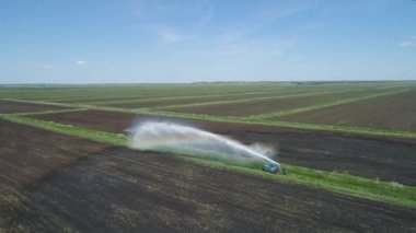Tarım arazisindeki sulama sistemi.