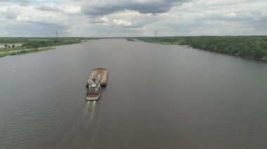 Volga Nehri üzerinde mavna