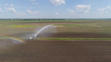 Tarım arazisindeki sulama sistemi.