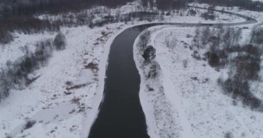 Kış nehir manzarası