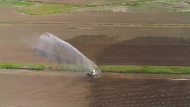 Irrigatiesysteem voor landbouwgrond. — Stockvideo