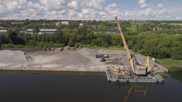 Rivierkraan graafmachine op binnenschip. — Stockvideo