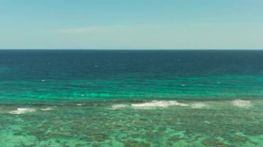 Mavi denizi ve lagünü olan tropik bir yer.
