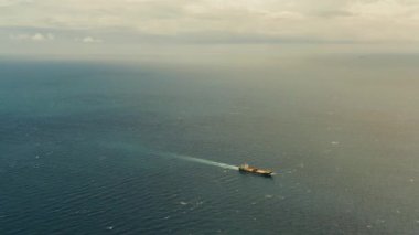 Açık mavi denizde kargo gemisi, Filipinler.