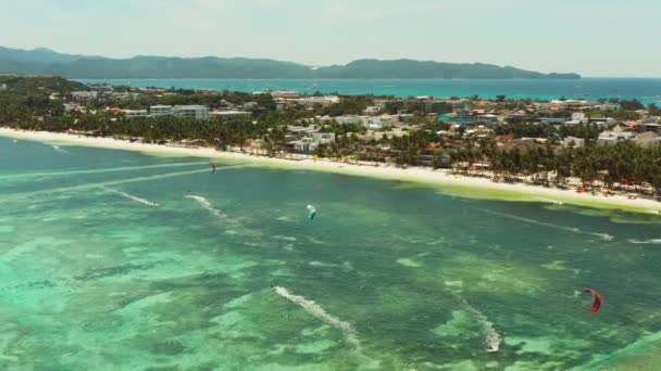 Kitesurfers na praia de Bulabog, ilha de Boracay, Filipinas — Vídeo de Stock