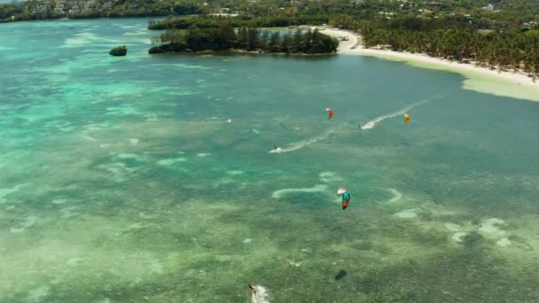 Kitesurfers sulla spiaggia di Bulabog, isola di Boracay, Filippine — Video Stock