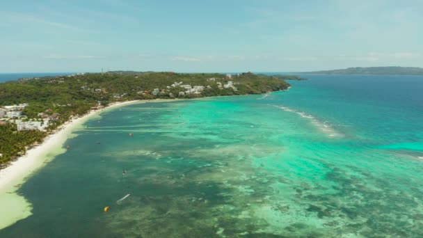 Kitesurfers op Bulabog strand, Boracay eiland, Filippijnen — Stockvideo
