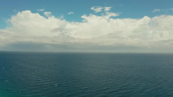 Tengerpart, kék tenger, égbolt felhőkkel és szigetekkel — Stock videók