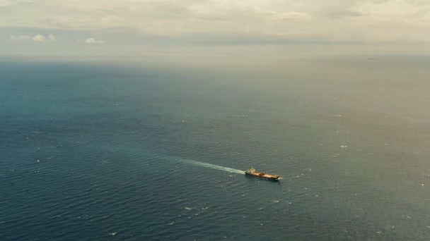 Navire cargo en pleine mer bleue, Philippines.