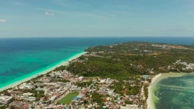 Kumlu plajı olan tropik bir ada, Boracay, Filipinler