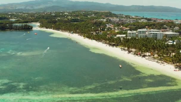 Kitesurfers sulla spiaggia di Bulabog, isola di Boracay, Filippine — Video Stock