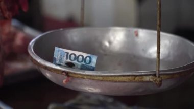 Sokak pazarında terazi de Para .