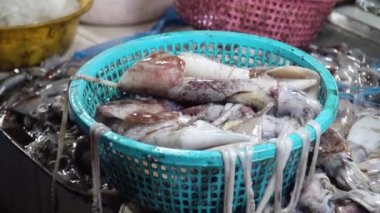 Filipinler 'de pazarda sepetteki mürekkep balıkları.
