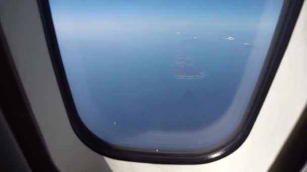 Vista dal finestrino di un aereo sull'oceano. — Video Stock