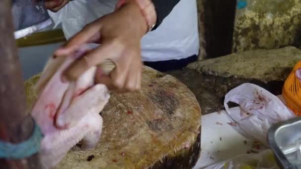 Metzger schneidet Huhn mit Messer — Stockvideo