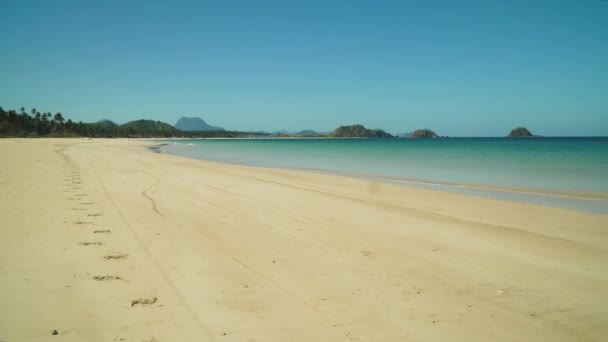 Praia tropical com areia branca. — Vídeo de Stock