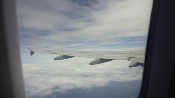 Utsikt från ett flygplansfönster på havet. — Stockvideo