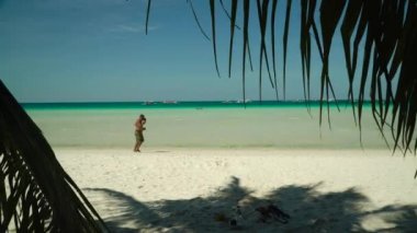 Tropik kumlu sahil ve mavi deniz, Filipinler.