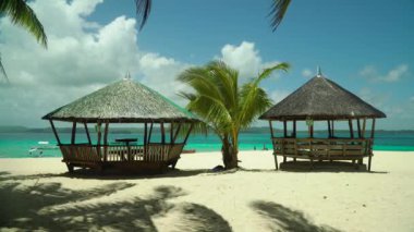 Bungalovlu tropik plaj.