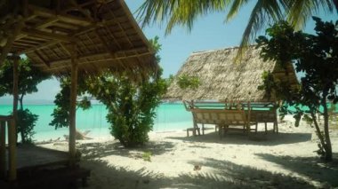 Yaz köşklü tropik plaj.