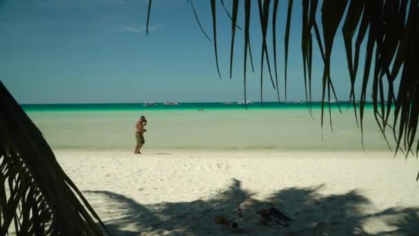 Песчаный пляж и голубое море, Филиппины. — стоковое видео
