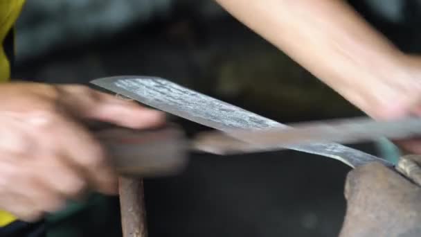 Skärpning av en machete med en rasp. — Stockvideo