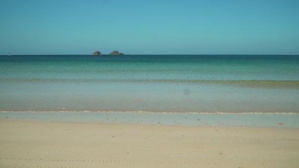 Praia tropical com areia branca. — Vídeo de Stock
