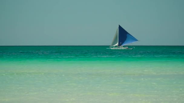 Segelboot im blauen Meer. Philippinen Boracay. — Stockvideo