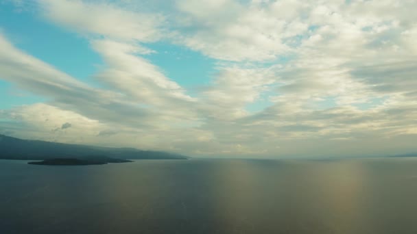 Wybrzeże, wyspa i niebo z chmurami, Cebu, Filipiny. — Wideo stockowe