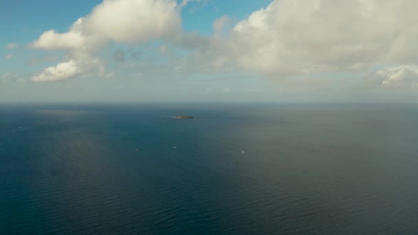 Seascape, modré moře, obloha s mraky a ostrovy — Stock video