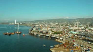 Gökdelenleri ve binaları olan modern şehir Cebu, Filipinler.