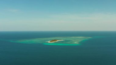 Tropik bir adada güzel bir sahil. Balabac, Palawan, Filipinler.