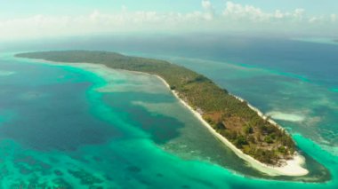 Kumlu bir tropik ada. Balabac, Palawan, Filipinler.