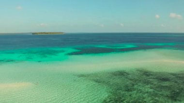 Tropikal adaları ve mercan resifleri olan deniz burnu. Balabac, Palawan, Filipinler.