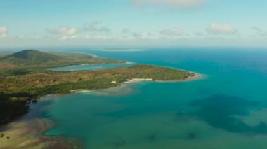 Tropik adanın kıyı şeridi. Balabac Adası, Palawan