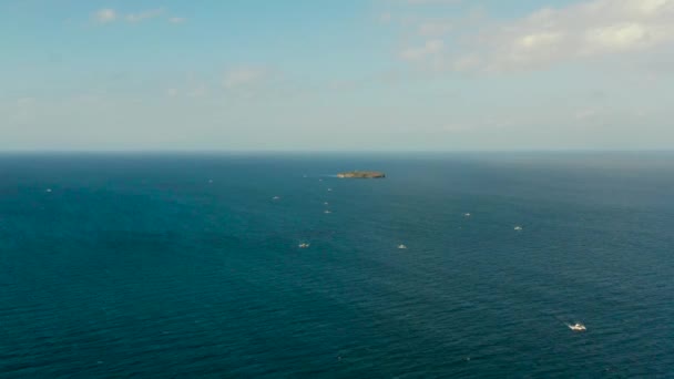 Paysage marin, mer bleue, ciel avec nuages et îles — Video