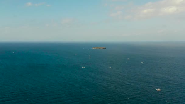Paysage marin, mer bleue, ciel avec nuages et îles