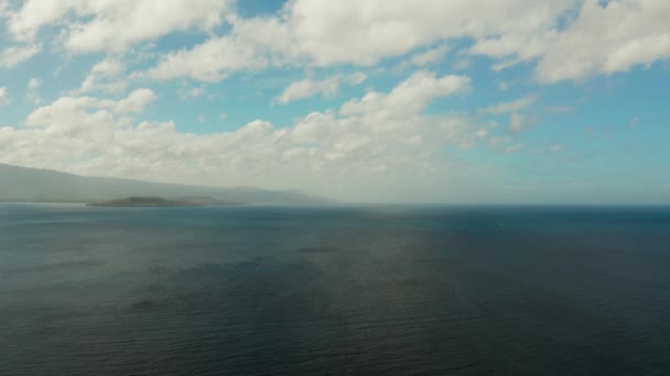 Zeegezicht, eiland en lucht met wolken, Cebu, Filippijnen. — Stockvideo