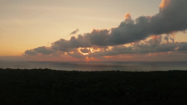 Tropikal adalar üzerinde renkli gün doğumu. — Stok video