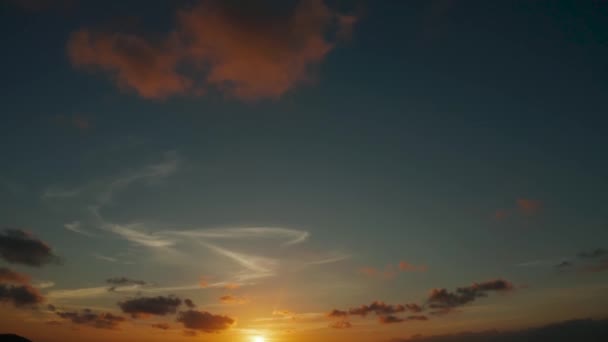 Färgglad solnedgång över tropiska öar. — Stockvideo