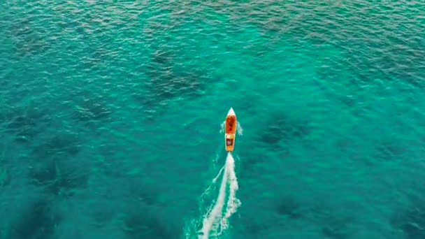 Seascape, rafy koralowej i błękitne morze z motorówką. Balabac, Palawan, Filipiny. — Wideo stockowe