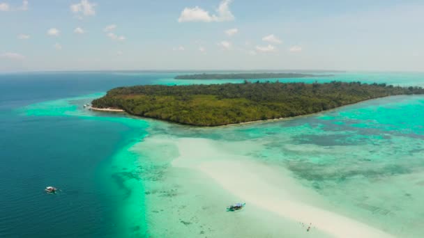 Göl kıyısında turkuaz suyu olan bir kumsal. Balabac, Palawan, Filipinler. — Stok video