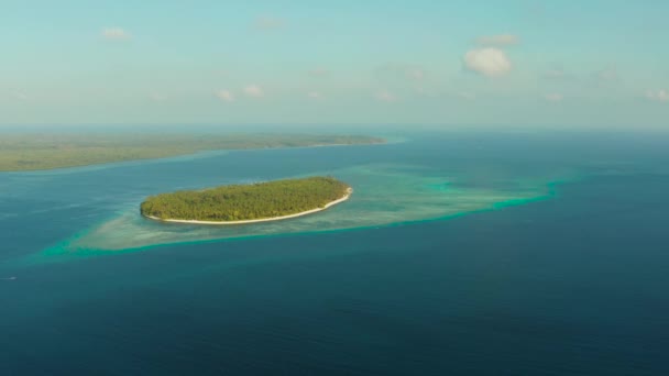 Tropische eilanden met stranden in de blauwe zee Balabac, Palawan, Filipijnen. — Stockvideo