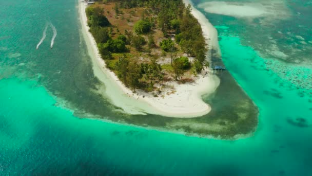 Ilha tropical com praia de areia. Balabac, Palawan, Filipinas. — Vídeo de Stock