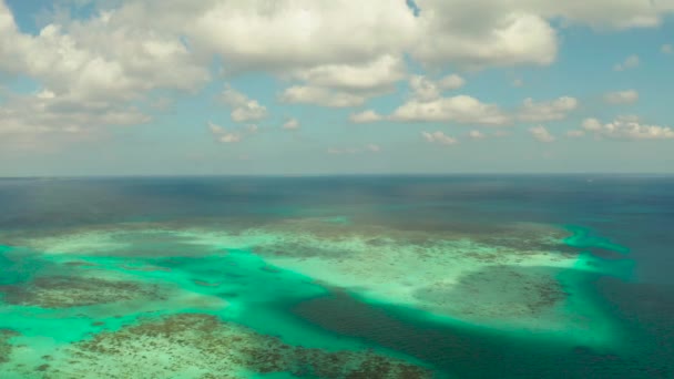 Tropisch landschap met lagunes en tropische eilanden. Balabac, Palawan, Filipijnen. — Stockvideo