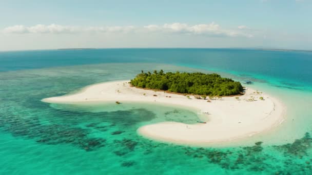 Isla tropical con playa de arena. Balabac, Palawan, Filipinas. — Vídeo de stock