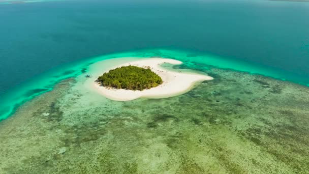 Ilha tropical com praia de areia. Balabac, Palawan, Filipinas. — Vídeo de Stock