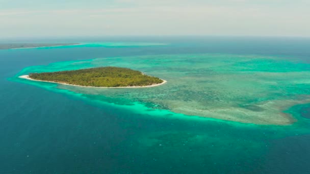 Ilha tropical com praia de areia. Balabac, Palawan, Filipinas. — Vídeo de Stock