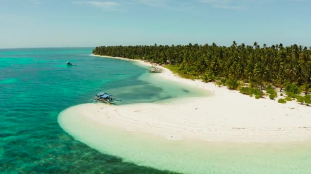 Trópusi sziget homokos stranddal. Balabac, Palawan, Fülöp-szigetek. — Stock videók